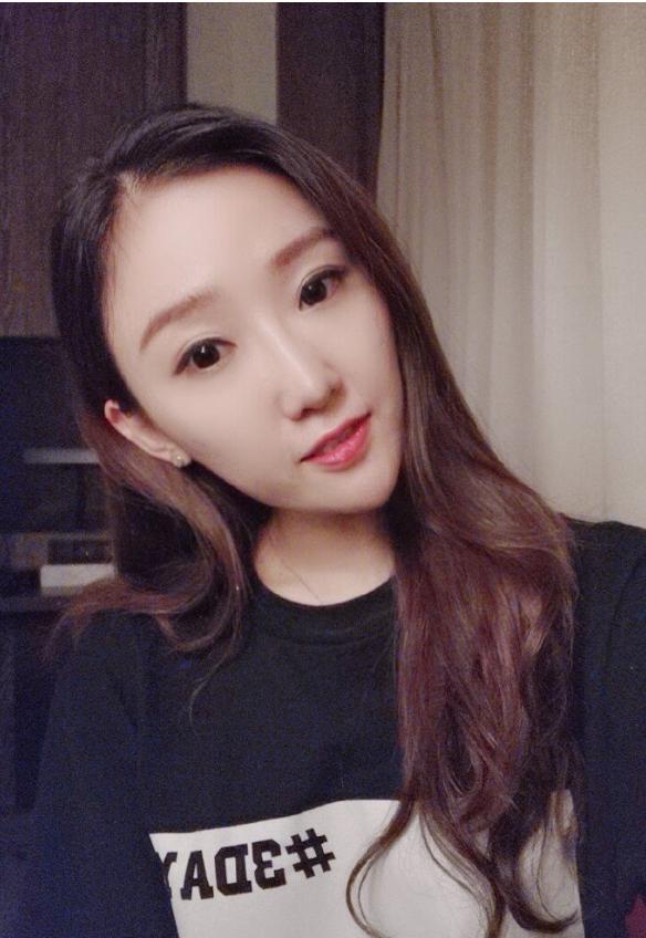 创历史!第一位登陆伦披尼拳场的女性主持人,冬妮为中国搏击增光